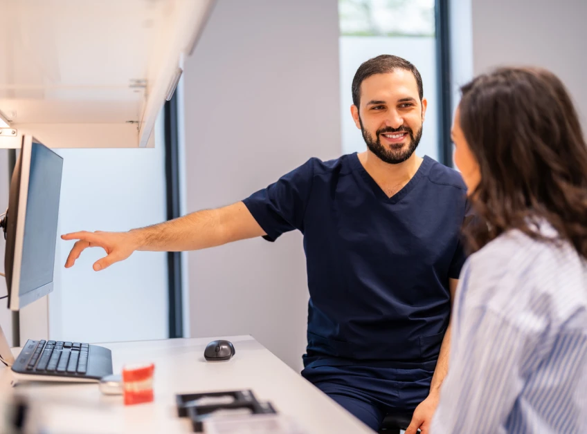 Dr Cihan Babayigit échange avec une patiente lors d’une consultation d’orthodontie