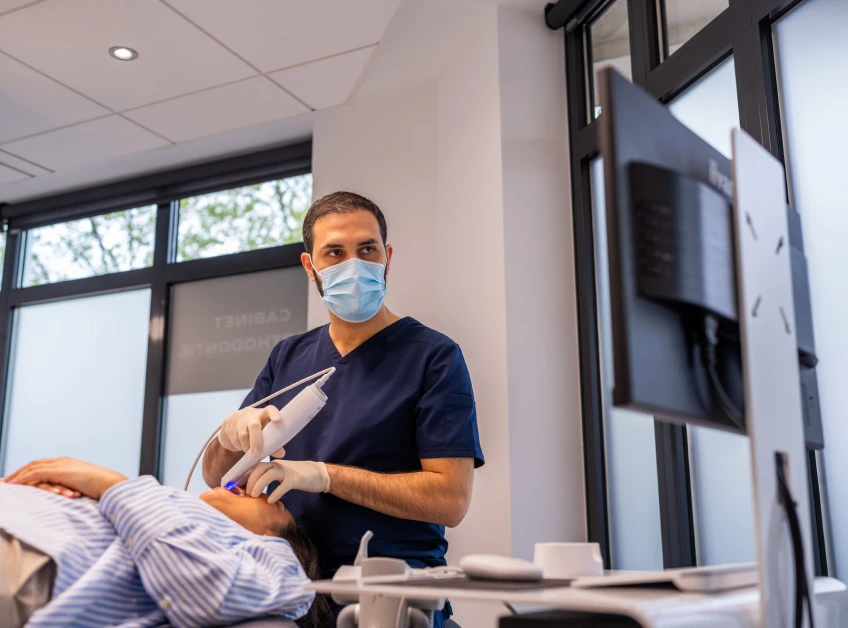 Dr Cihan Babayigit utilisant un scanner intra-oral lors d’une consultation d’orthodontie